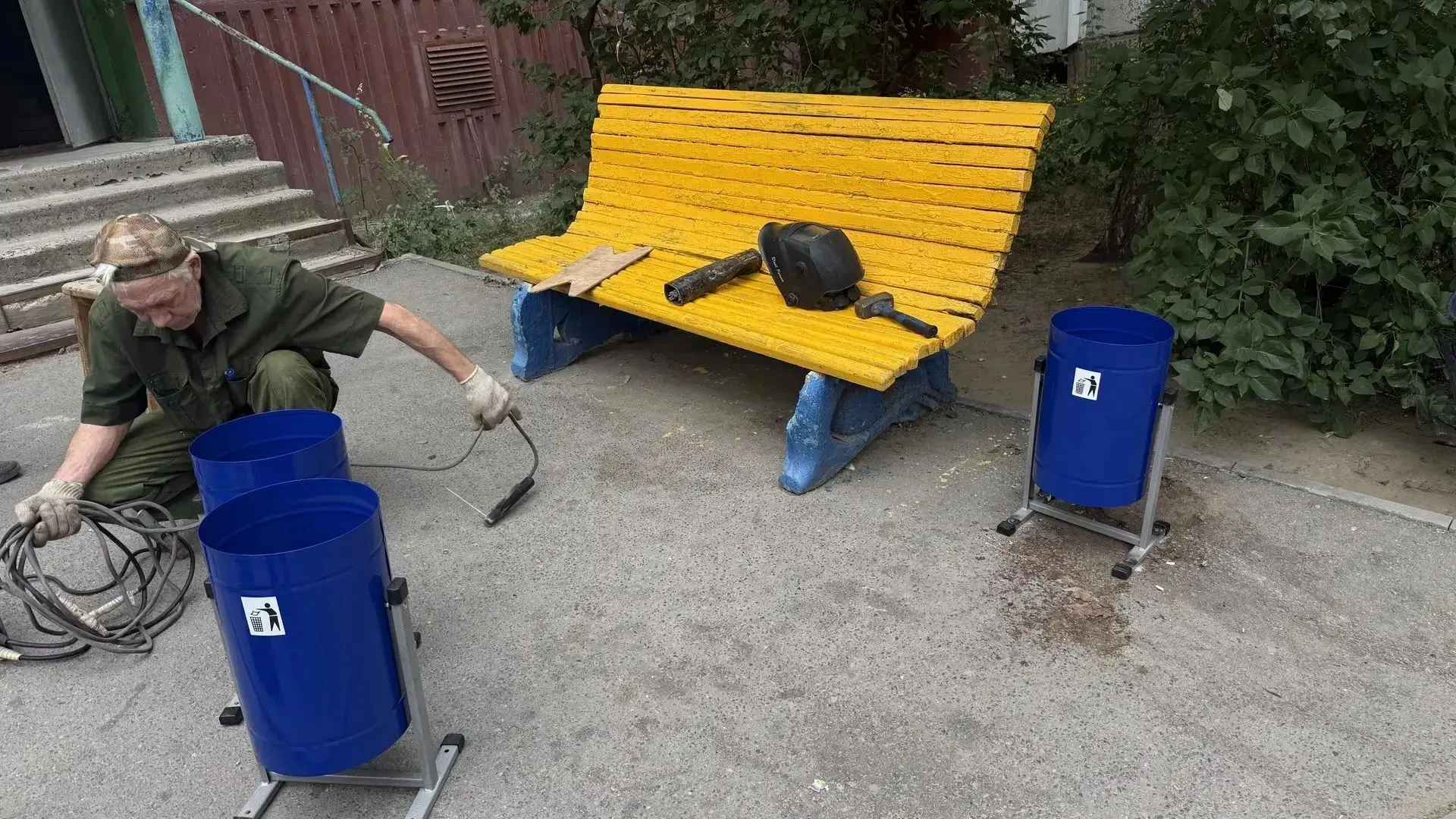 Установка мусорных урн по ул. 39 гвардейской,27 - 3,4,5 (подъезд)
