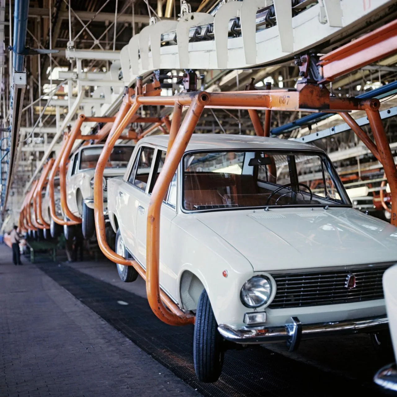 Главный конвейер Волжского автомобильного завода, 1972 год.
