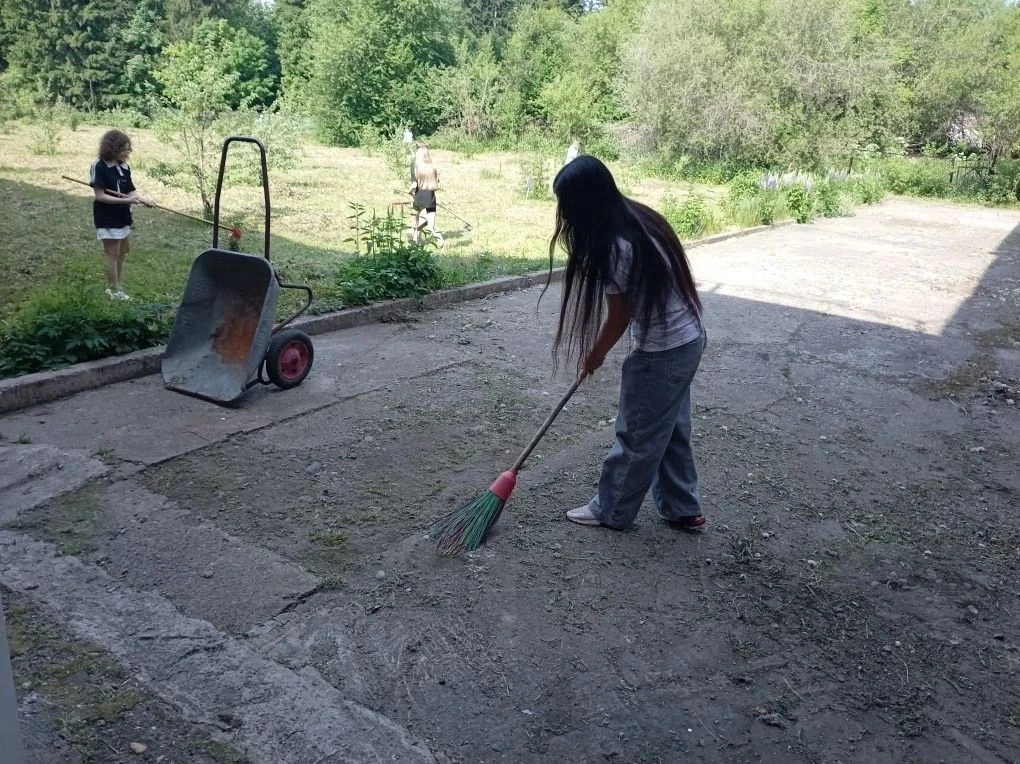 ☀️ Дело сделано с душой
Лагерь труда и отдыха в с.Андреевка подходит к концу. За эти дни ребята успе