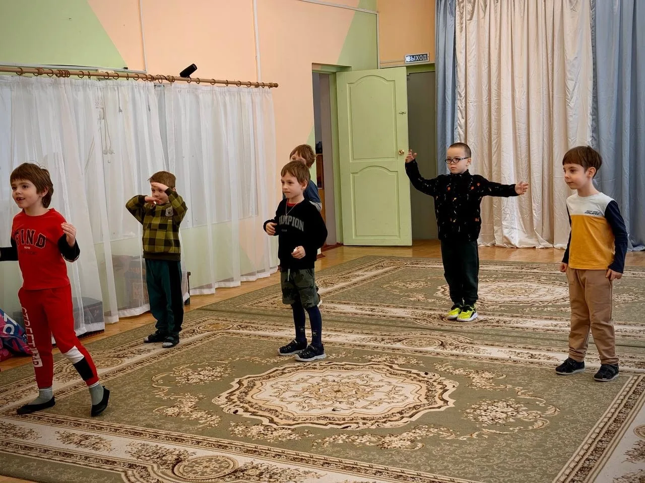 🎵А в Аленьком цветочке уже вовсю идёт подготовка к праздникам!  На занятиях по музыке ребята начали 