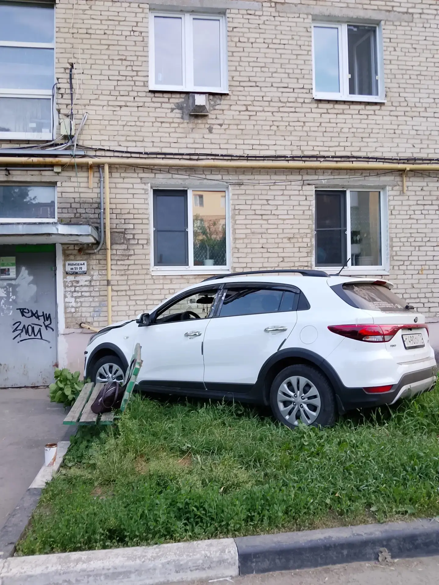 ❗️Заводская 29, две девушки на легковушке врезались в дом