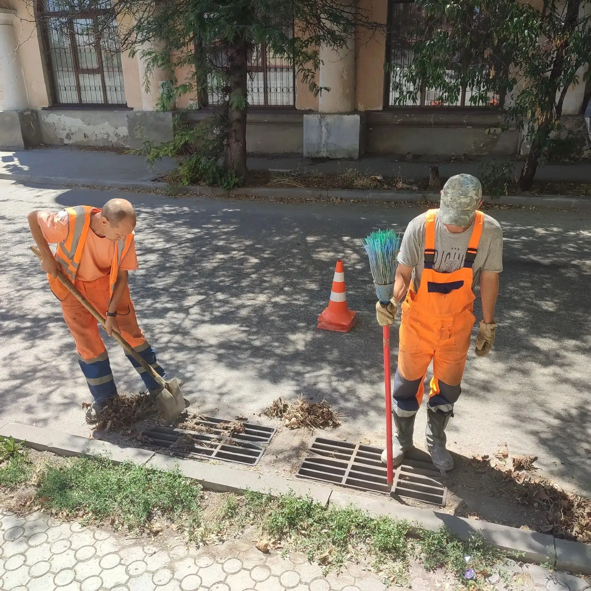 🛠 Рабочие моменты
⁣
Очистка дождеприемников на ул. Яна Гамарника и ул. Коммунистической

 📸 Фото Н