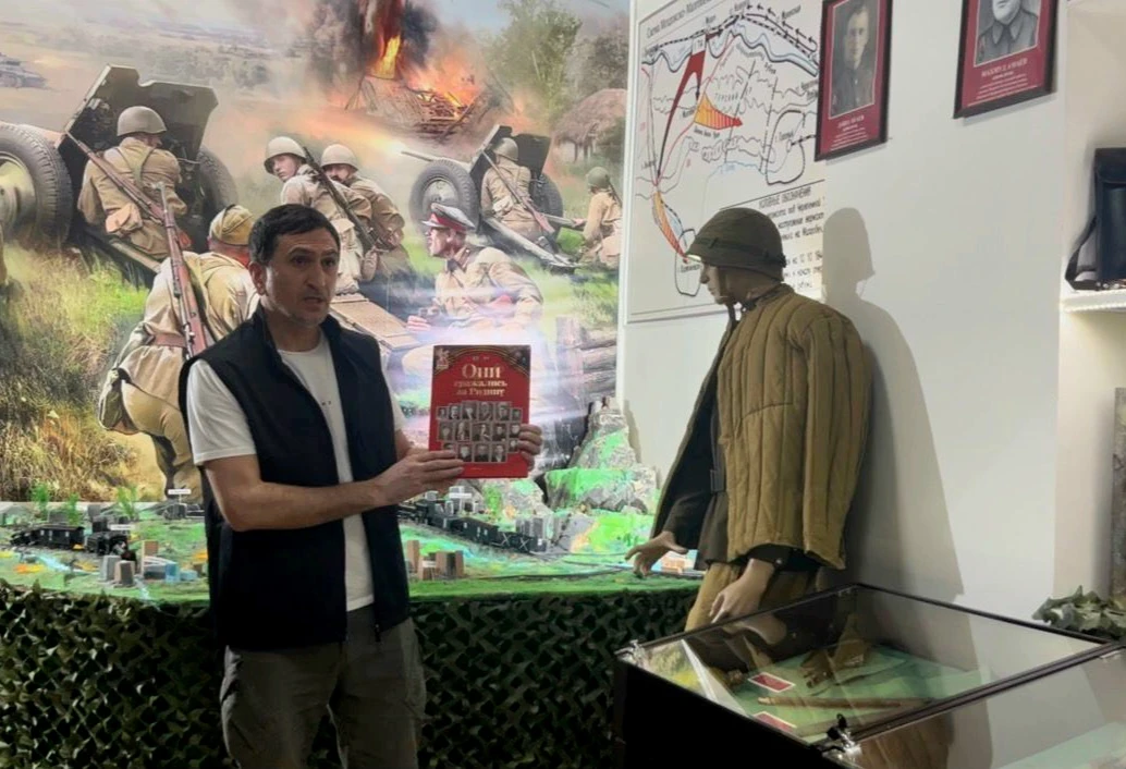 ПРОФСОЮЗ ПЕРЕДАЛ ВОЕННО-ПАТРИОТИЧЕСКОМУ МУЗЕЮ «ДОРОГАМИ ОТЦОВ» ГБУ ДО «РДЮЦФВСиТ» КНИГУ...