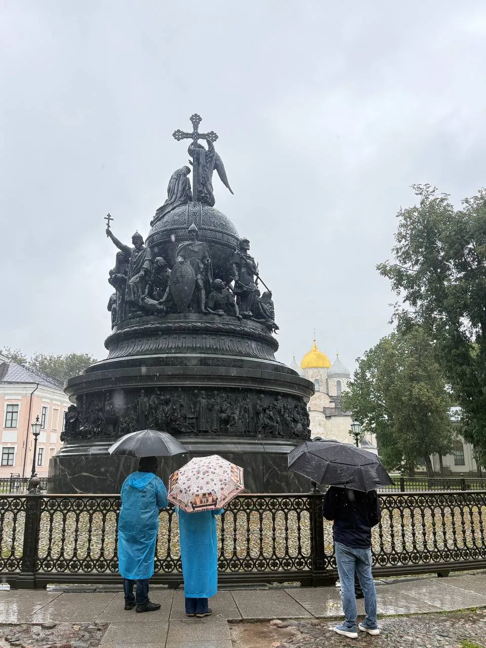 Несмотря на непрекращающийся ливень, мы всё-таки не могли уехать из Великого Новгорода,...