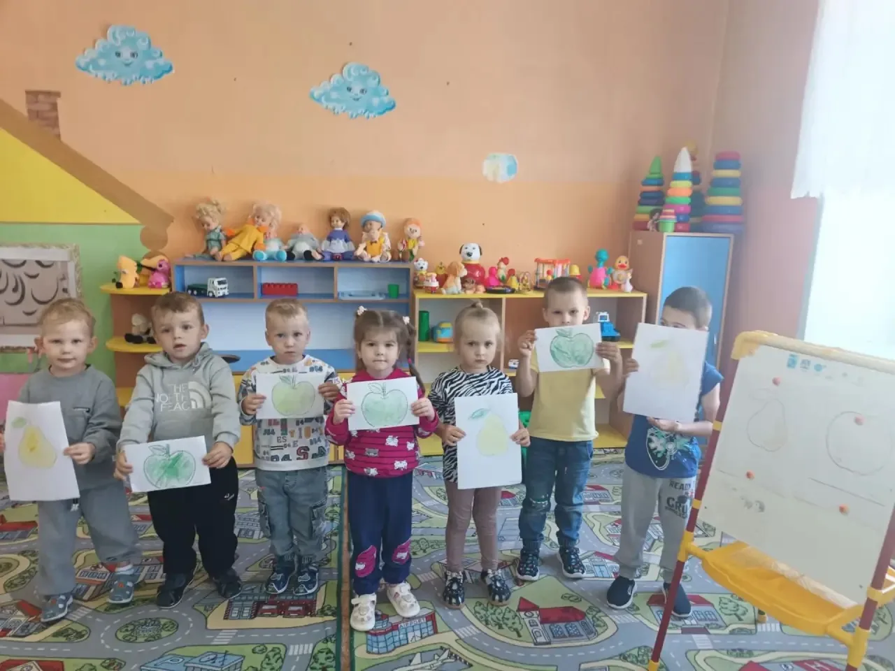 Летние графомоторные задания"Обведи и раскрась"- выполнили дети младшей группы.