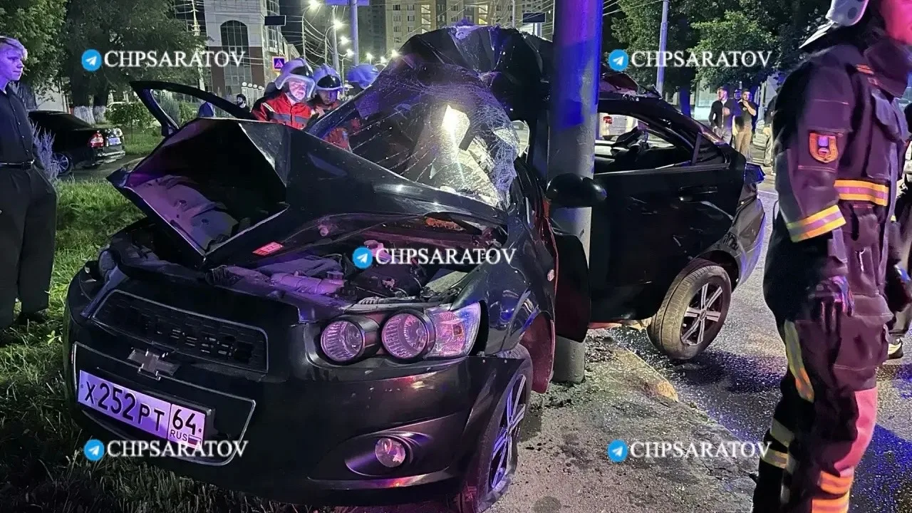 Сегодня ночью в центре Саратова Chevrolet намотало на столб.