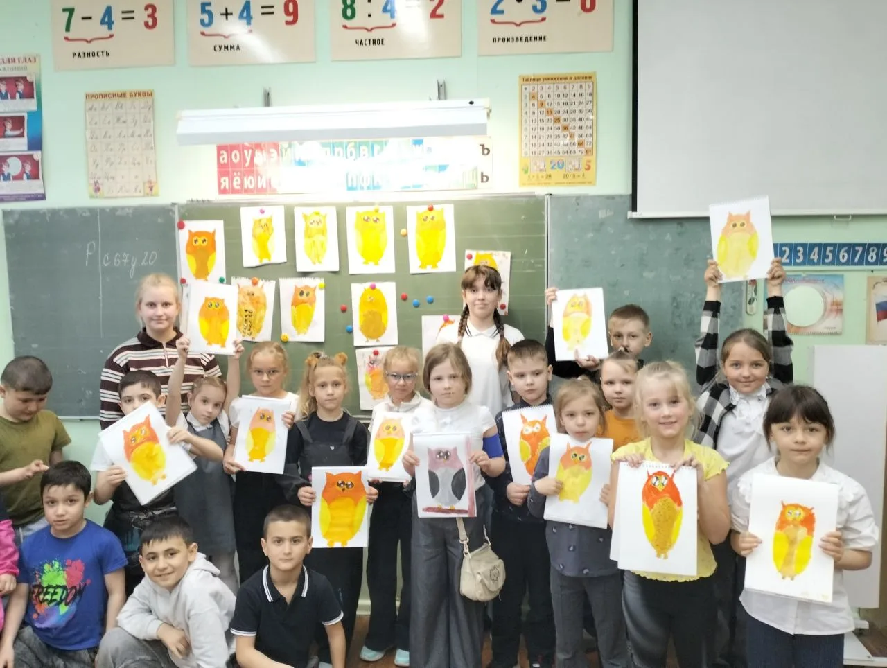 Удивительный мир рисунков 🎨  Ученицы 5 "А" класса Алаторцева Мария и Лагутина Майя провели урок рисо