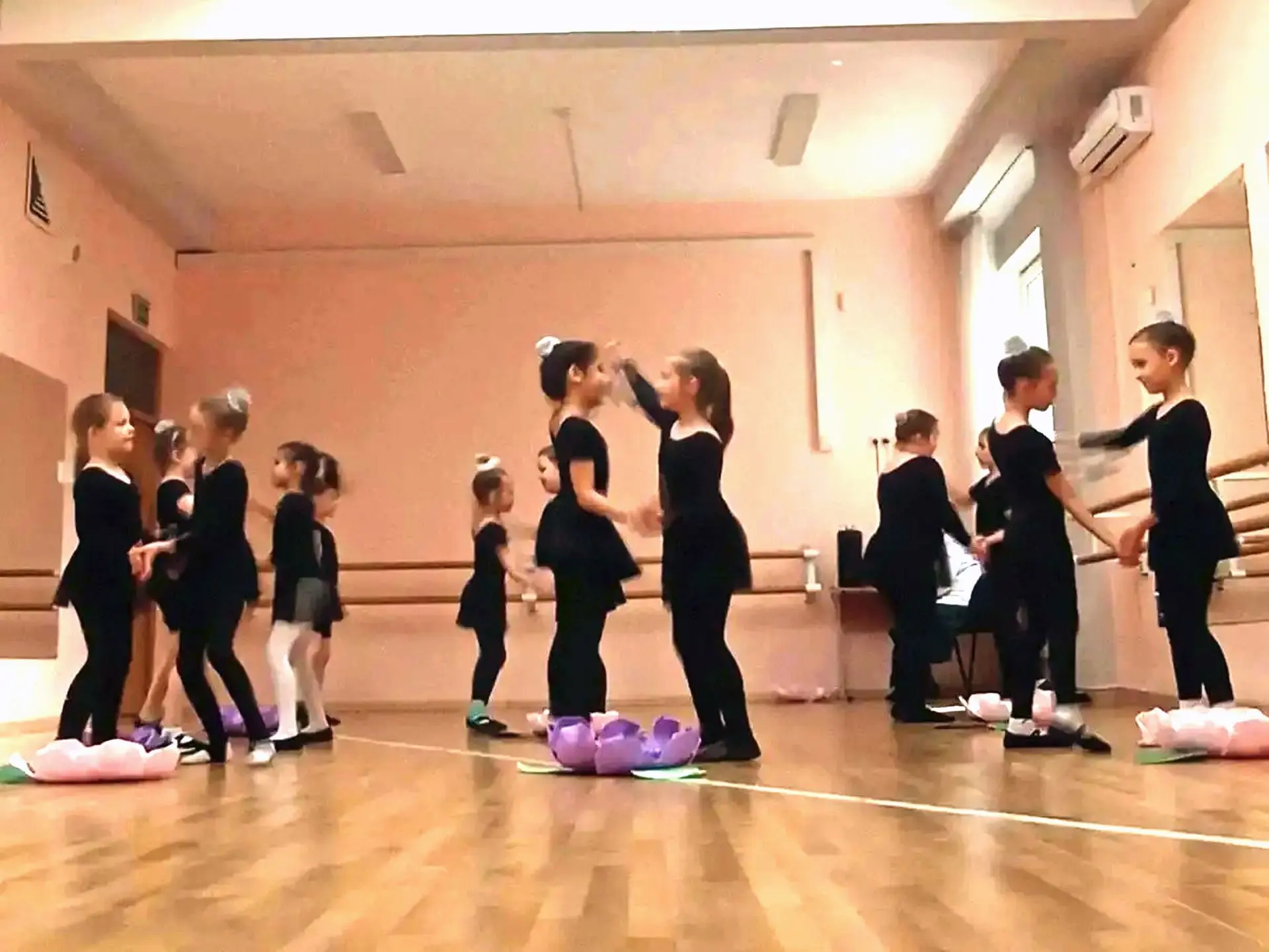 💃 Маленькие звёздочки сцены: успехи «Капелек» ✨  В хореографическом коллективе «Капельки» (младшая г