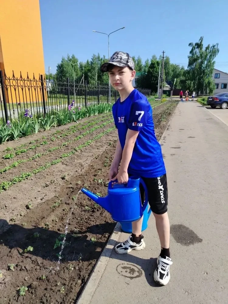 Смотрите, какая красота в процессе создания! Летние работы на школьных клумбах продолжаются, и сегод
