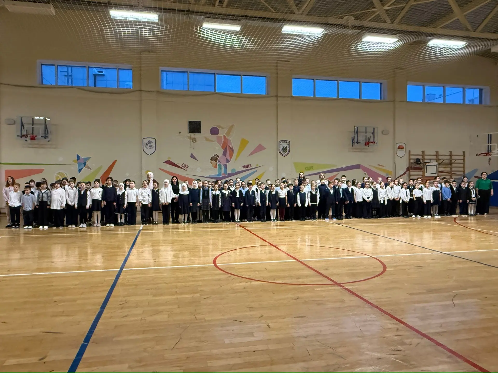 ⭐️Снова в школу: старт новой четверти! 🔔  Утро понедельника в нашей гимназии началось с доброй тради