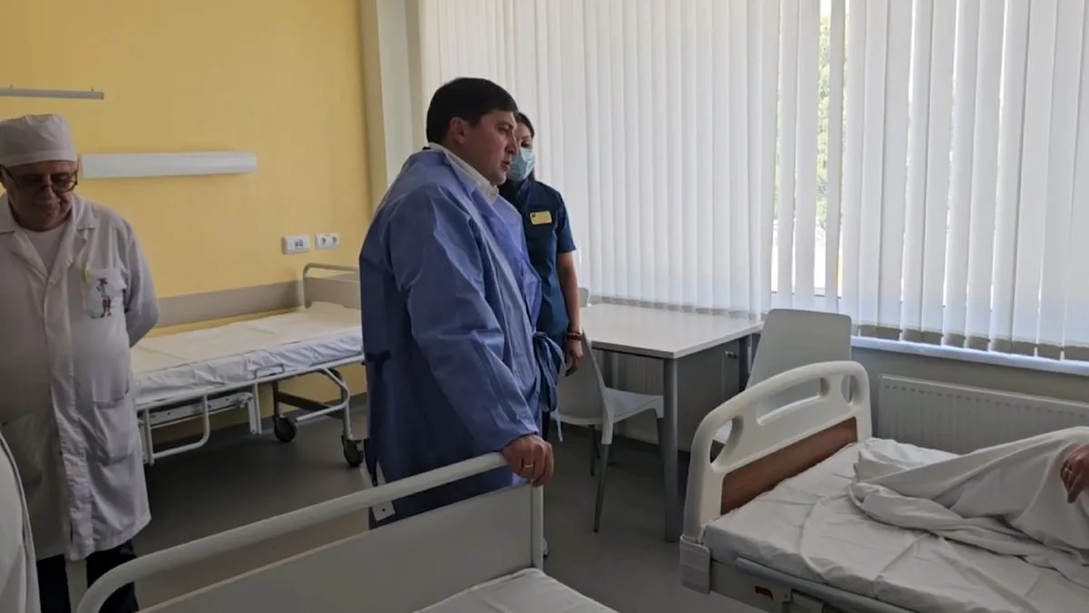 Мэр Нижнекамска Радмир Беляев сегодня навестил пострадавших при атаке БПЛА. В ходе визи...