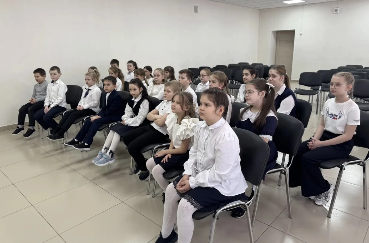 Сегодня в нашей школе состоялось вводное заседание читательского клуба "Юные чтецы". Куратор клуба -