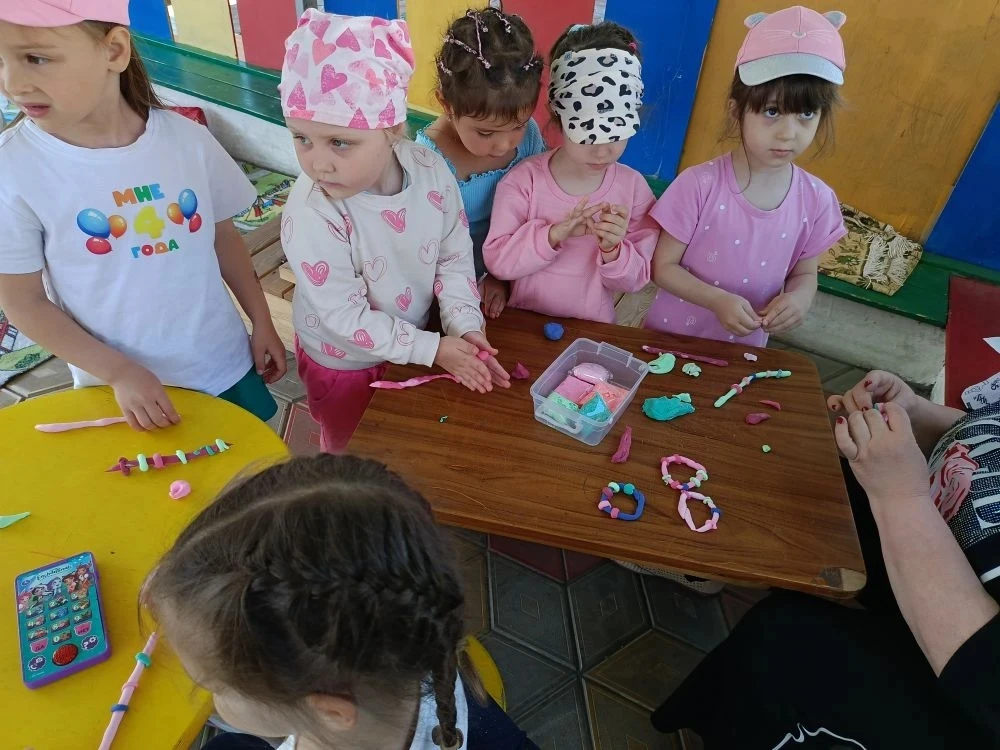 «Браслеты из воздушного пластилина»

В средней группе прошло увлекательное занятие на свежем воздухе
