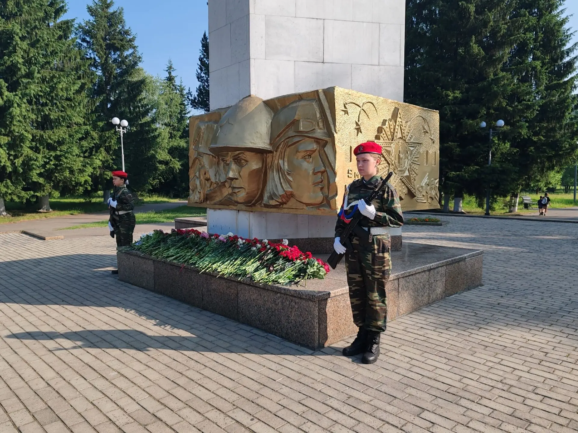 Эта минута навсегда останется в памяти.
Ровно в 4 утра 22 июня 1941 года тишину разорвал грохот войн