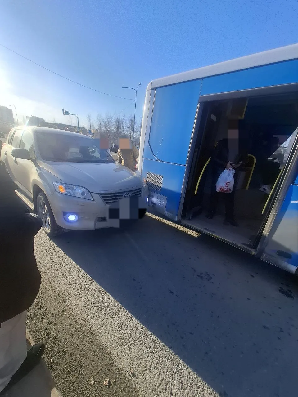 На остановке Югра-Экспо 🫣"Автоледи" решила, что можно парковаться ,делать остановку, стоянку и тд та