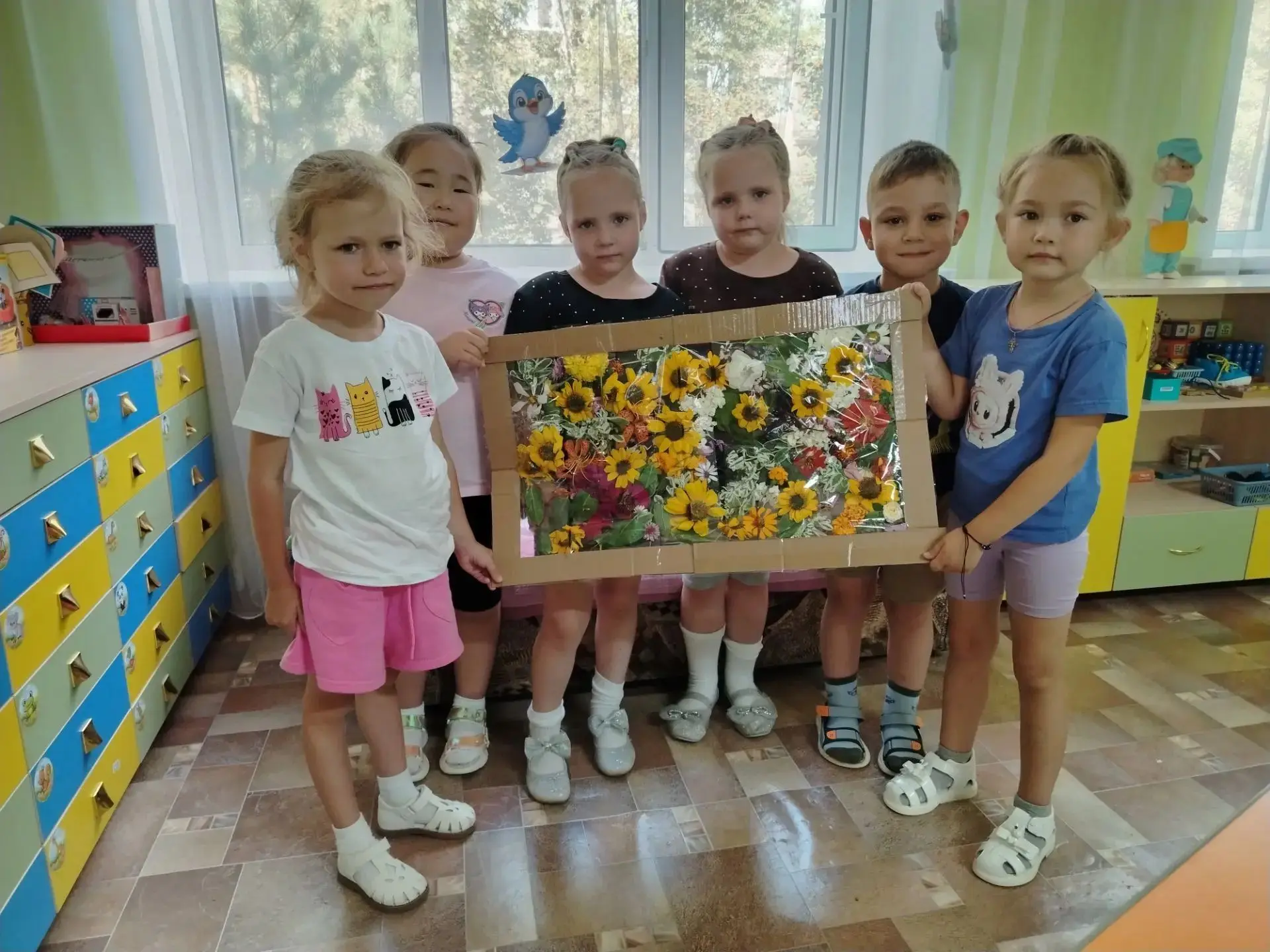 Панно из цветов "Наш летний луг": как мы создавали цветочную поляну для всей группы.