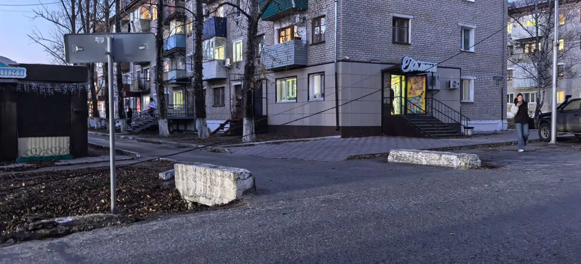 При выходе на дорогу от 22 дома - висят провода, осторожнее в темноте