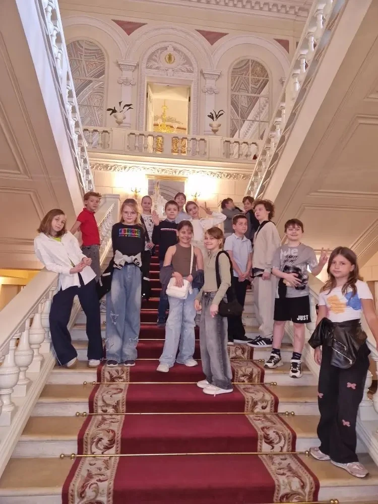 Закулисье Большого театра 🏛️  👣 Вчера ученики 3 класса «В» вместе с классным руководителем Юлией Ник