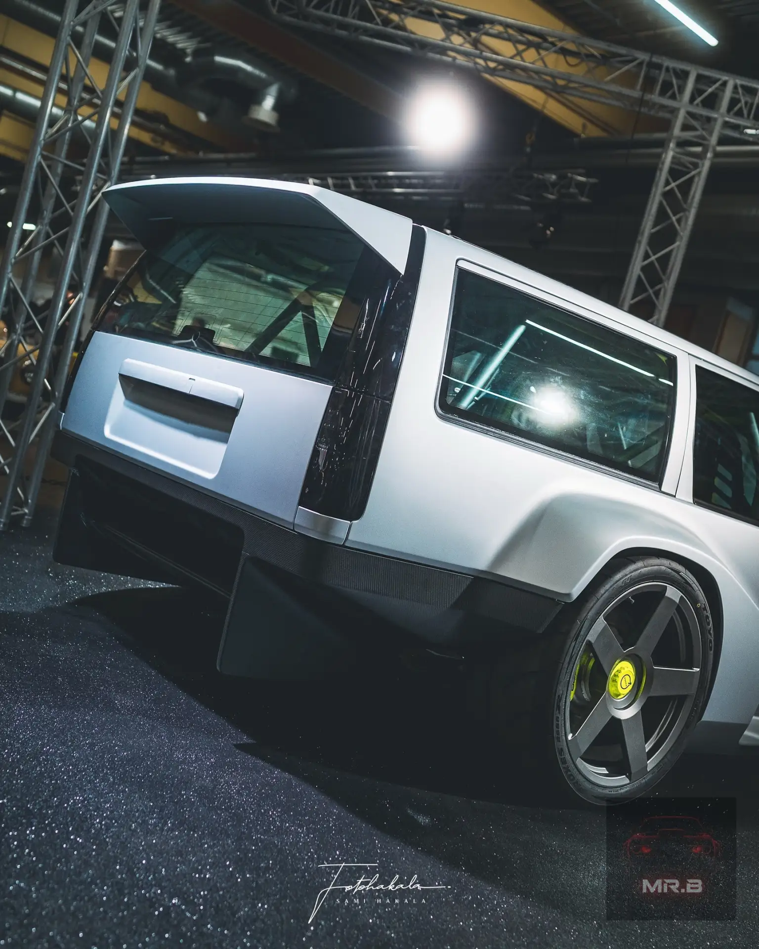 🧱 Volvo-универсал, у которого от привычного «кирпича» осталось совсем немного. Спереди...