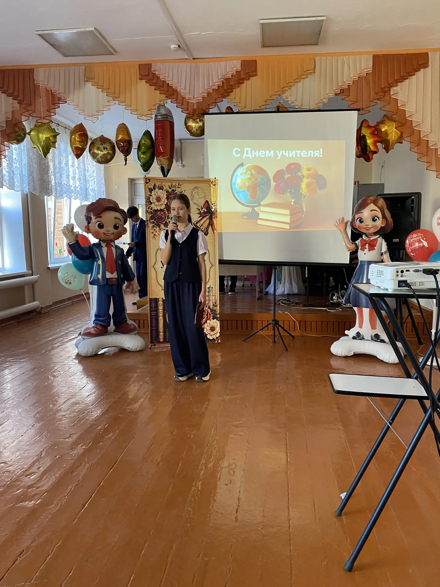 🎉 В МБОУ СОШ № 20 прошёл праздничный концерт ко Дню учителя!