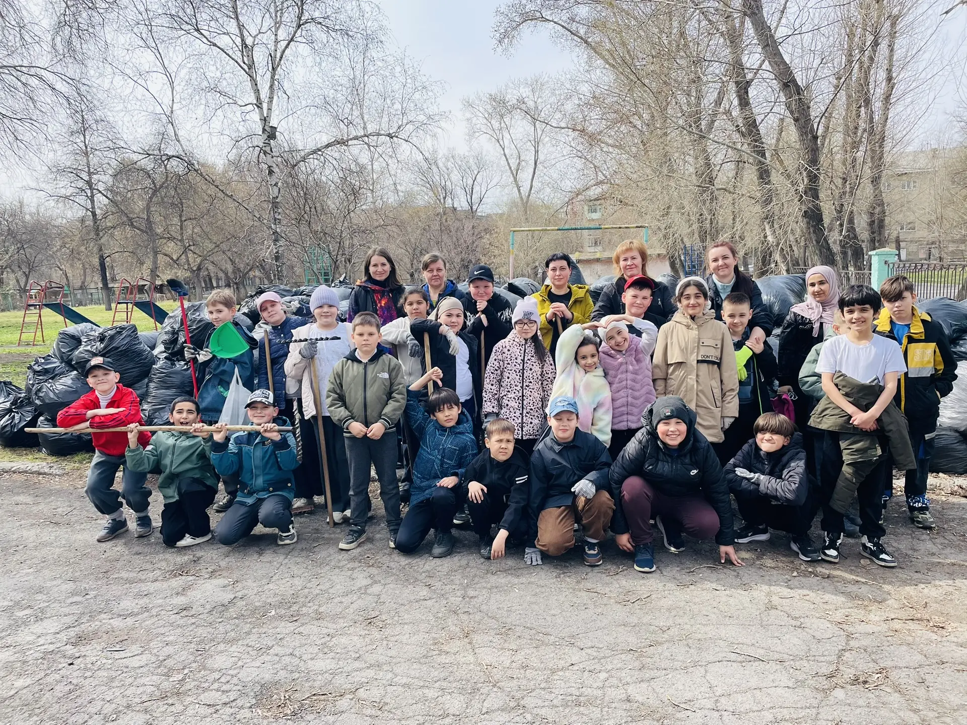 🧹Маленькие герои большого дела!  🤗Наши младшие лицеисты участвуют во Всероссийской акции «Зеленая ве