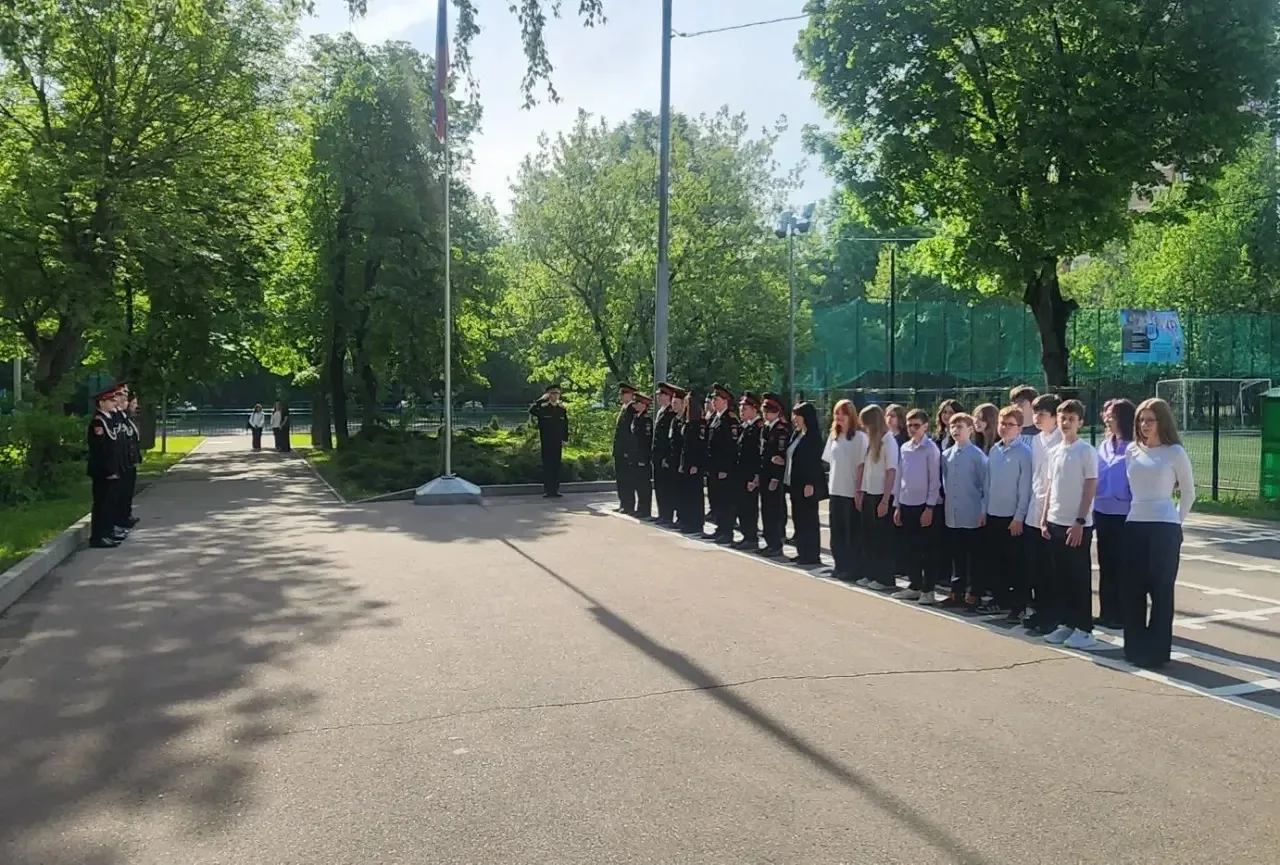 🇷🇺Понедельник в школе традиционно начался с  церемония поднятия Государственного флага и исполнения 