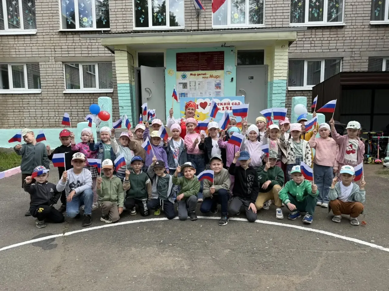 🇷🇺 Россия, Россия — в этом слове огонь и сила,
🔥 В этом слове победы пламя,
🇷🇺 Поднимаем России
