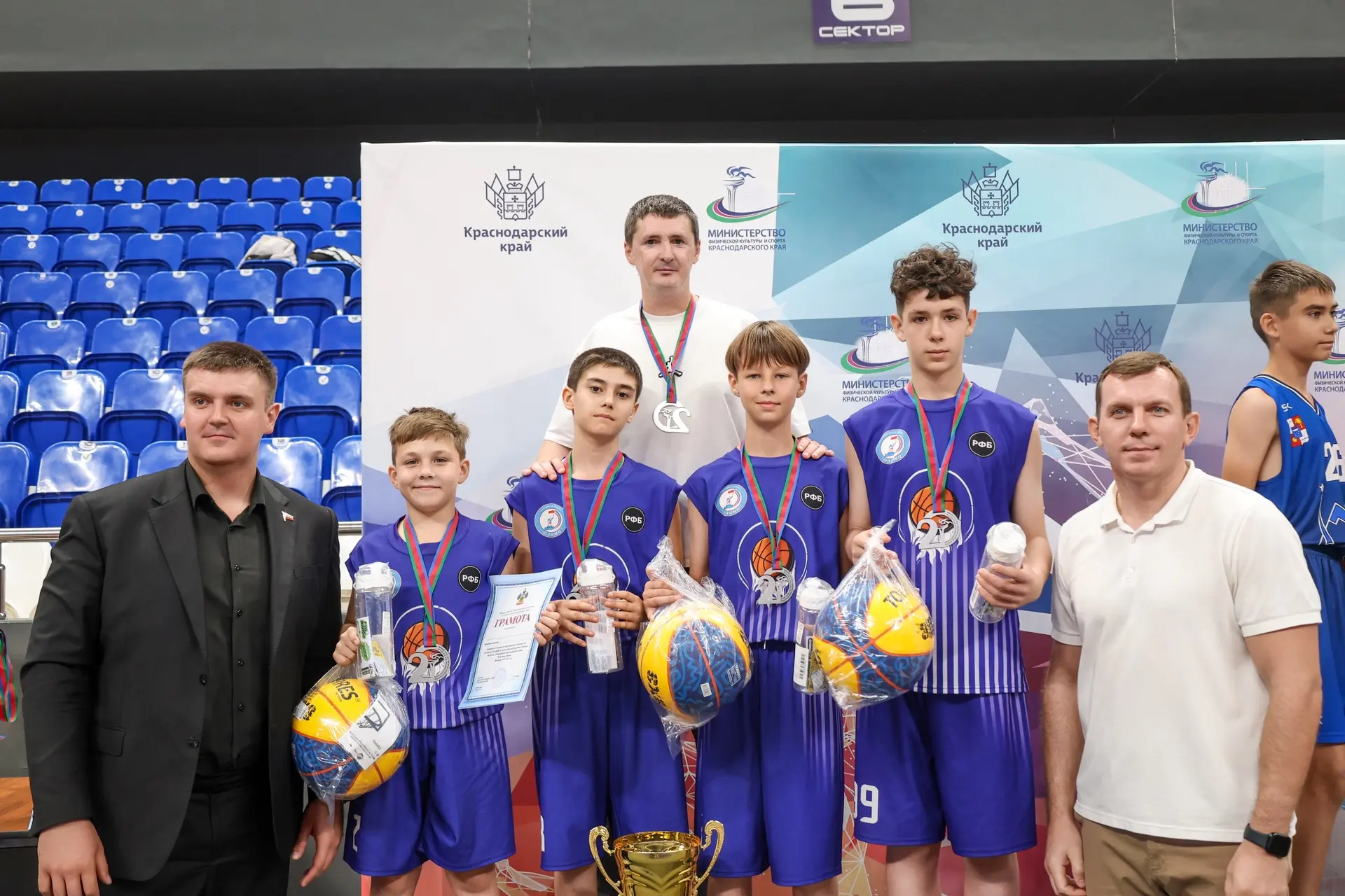 Фоторепортаж с Кубка Губернатора по стритболу:
https://kuban24.tv/item/final-turnira-po-ulichnomu-ba