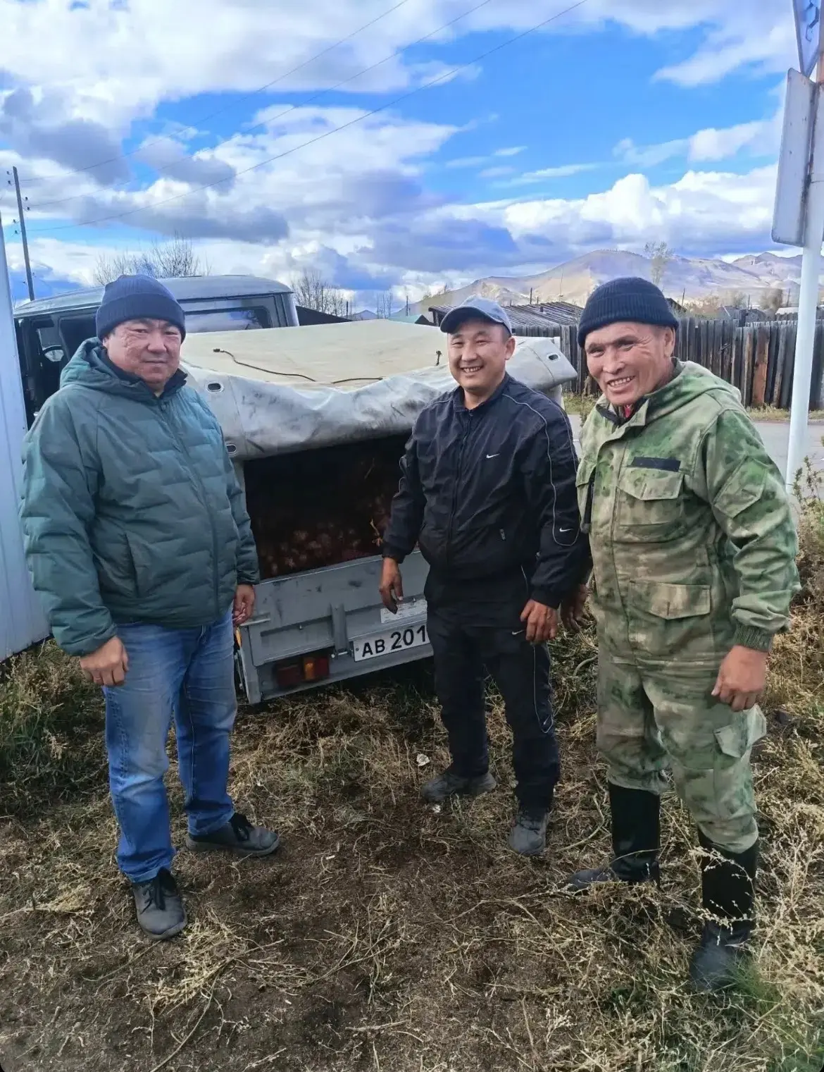 ⚡️Жители сумона Аксы-Барлык получили первую партию помощи после града