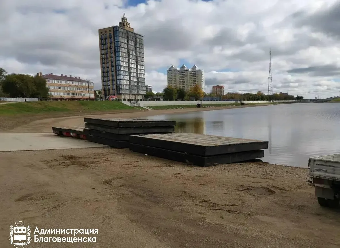 На Амуре начали монтировать понтонный бассейн для Центра закаливания. В Благовещенске н...