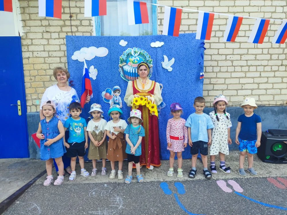 В детском саду «Ивушка» посёлка Ударный прошло яркое и весёлое развлечение, посвящённое Дню России.
