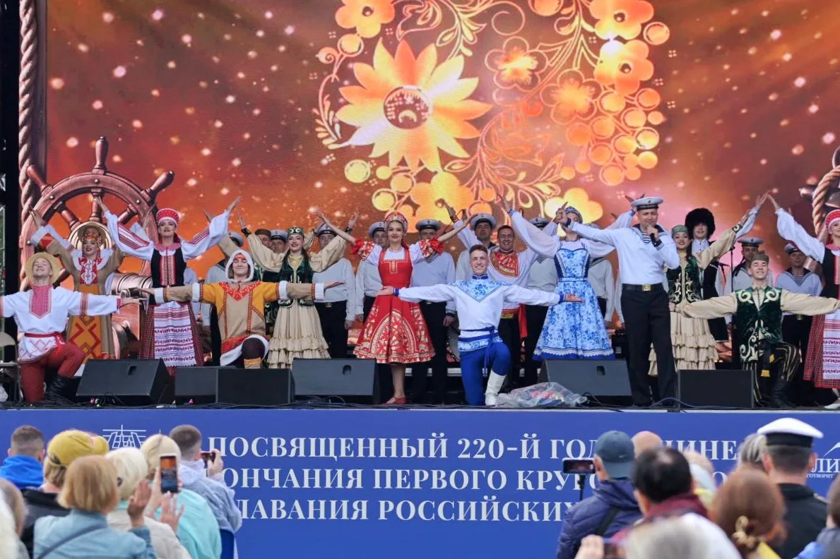 В парке 300‑летия Санкт‑Петербурга в честь 220‑й годовщины завершения первого русского ...