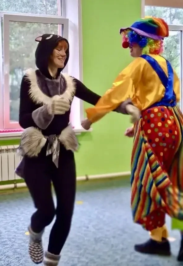 День смеха и улыбок: наш праздник с клоуном и озорной кошечкой