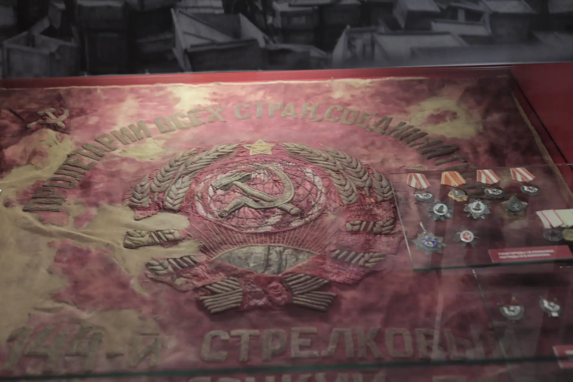 8️⃣5️⃣Они сражались за Родину
      22 июня 1941 года. Ещё не было ни боёв, ни отступлений, ни похор
