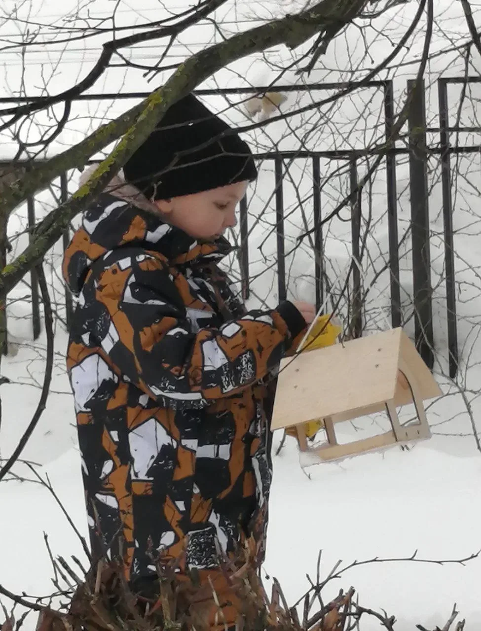 Продолжается акция "Покорми птиц зимой". Родители и учащиеся 1 "А" класса (классный руководитель - К