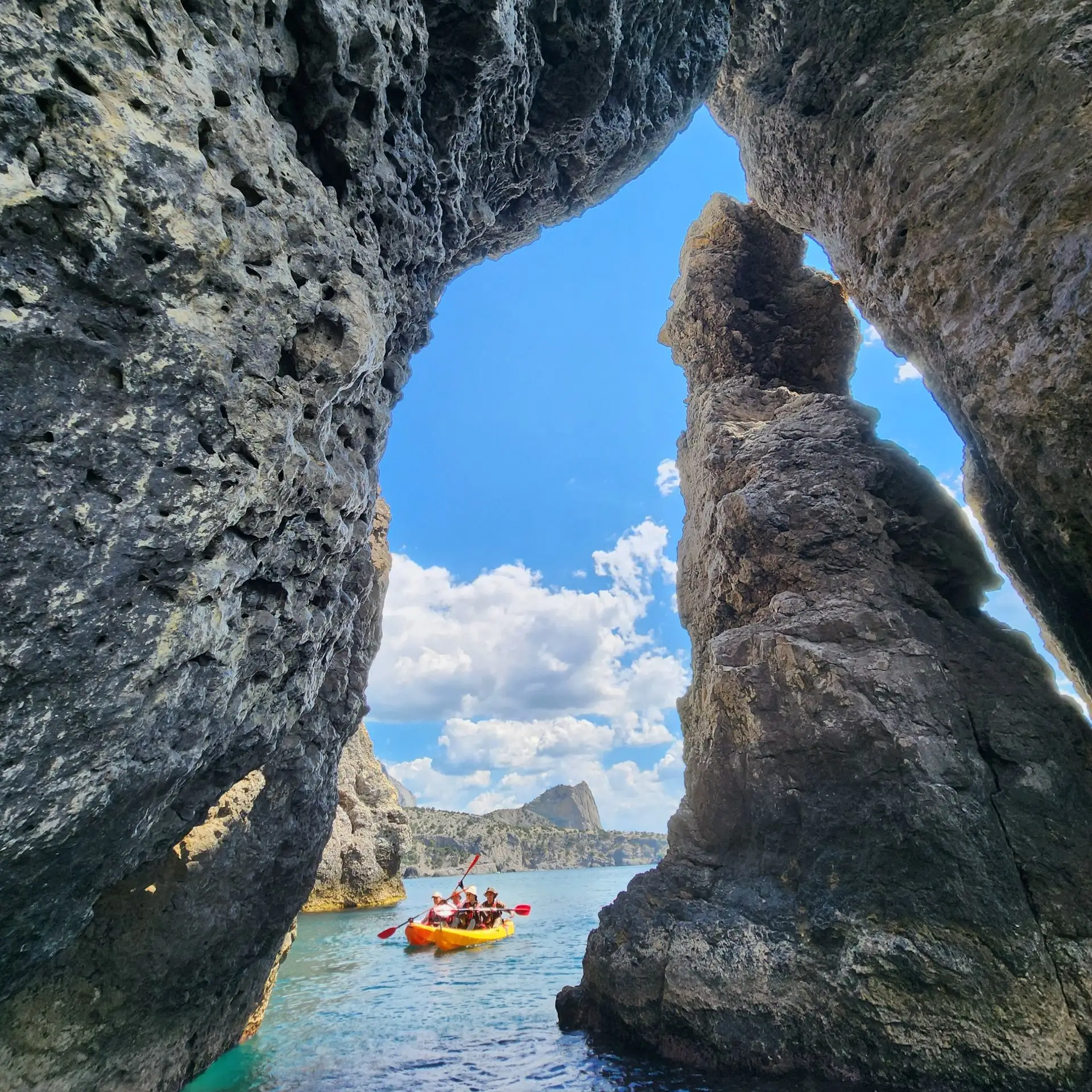 🌊 Лето на финишной прямой… А ты всё ещё не покорил море на каяке? 😅