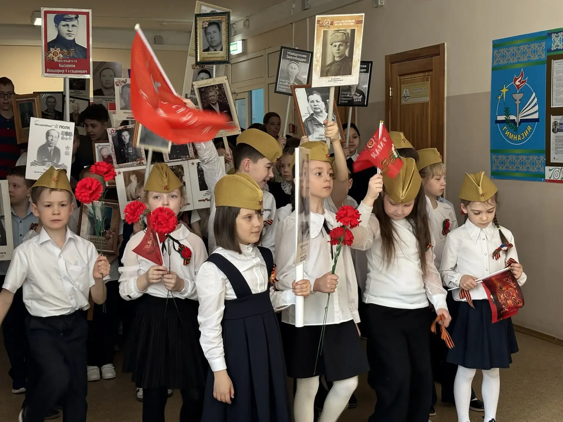 #Победа_81  🎖Бессмертный полк единым строем прошел по гимназии!  📍В преддверии Дня Победы ученики и 