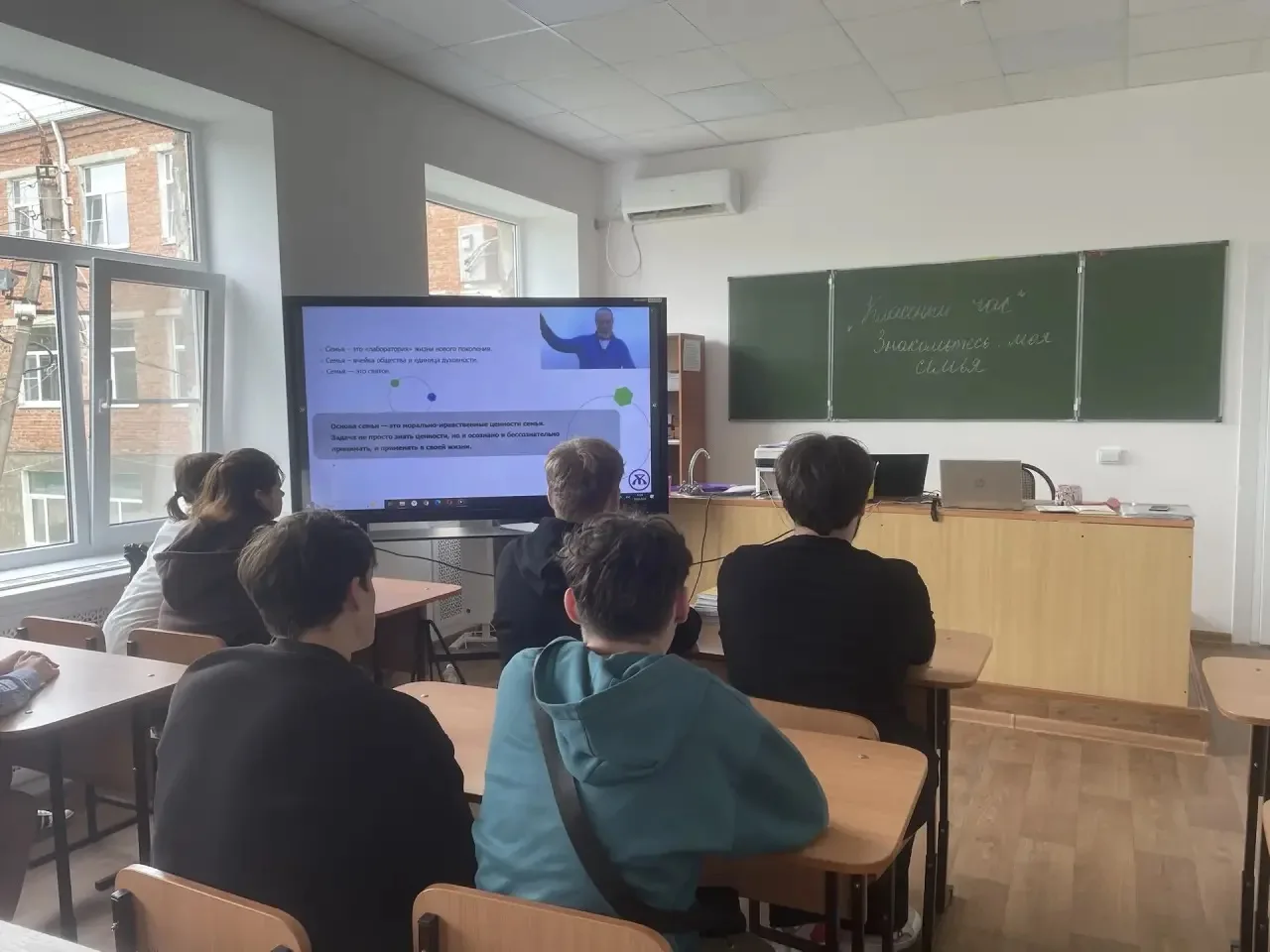 👨‍👩‍👧‍👦 Классные часы в Кореновском политехникуме: «Знакомьтесь, моя семья!»  20 мая в нашем технику