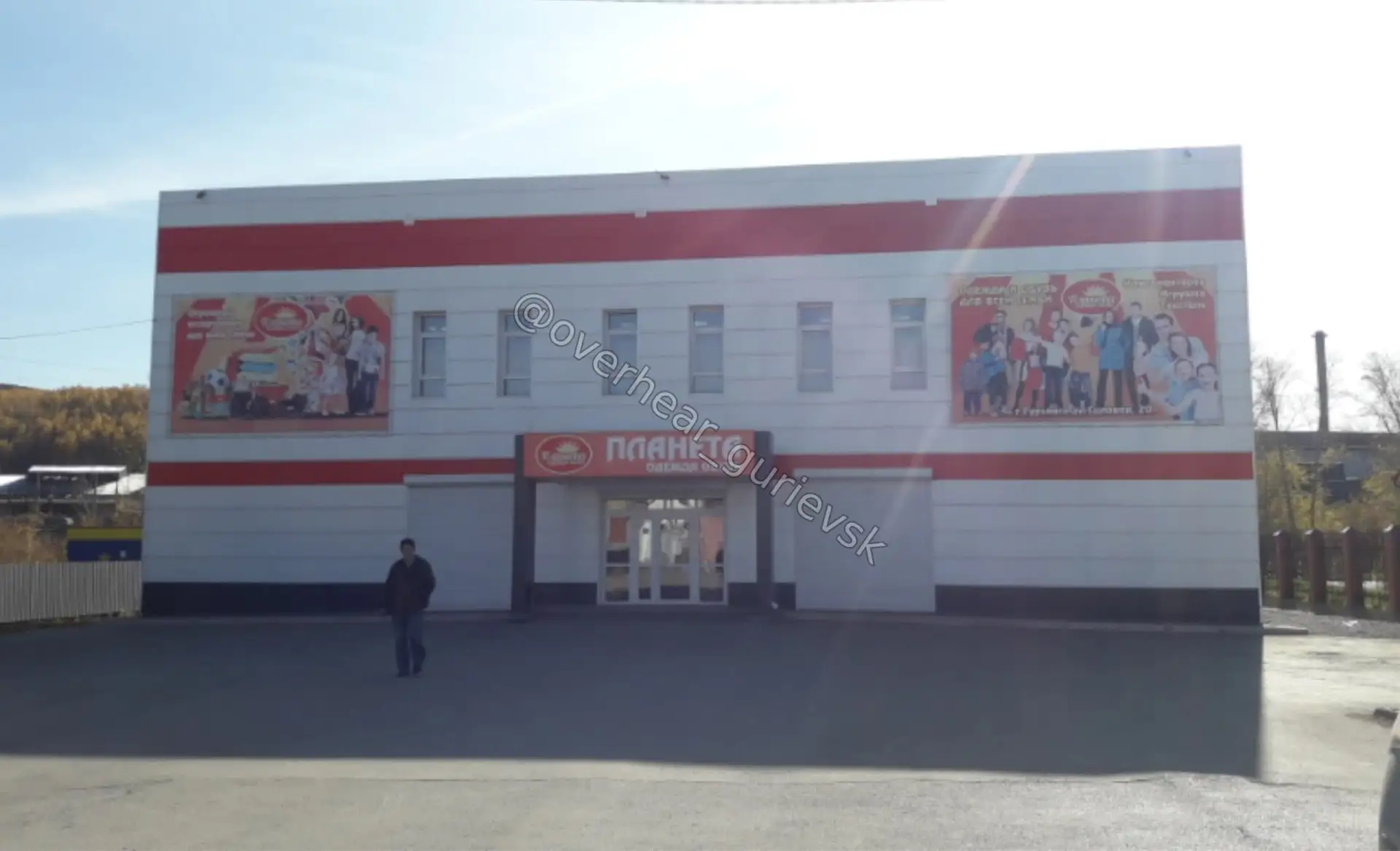Место где куча магазинов, церковь, нет ни одной камеры видеонаблюдения, очень много маш...