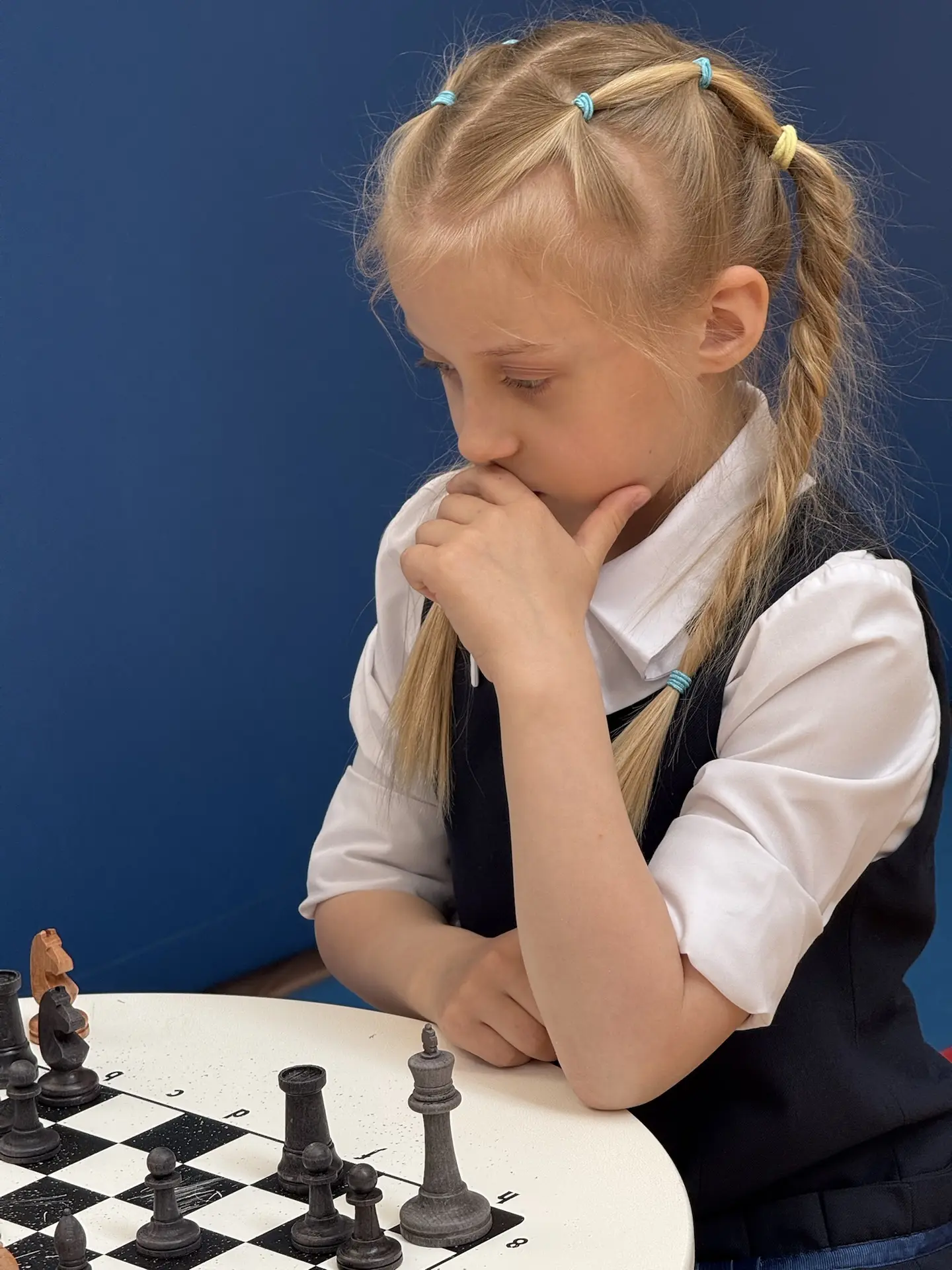 В начальной школе прямо сейчас идет шахматный турнир ♟️  Маленькие стратеги сражаются за звание лучш