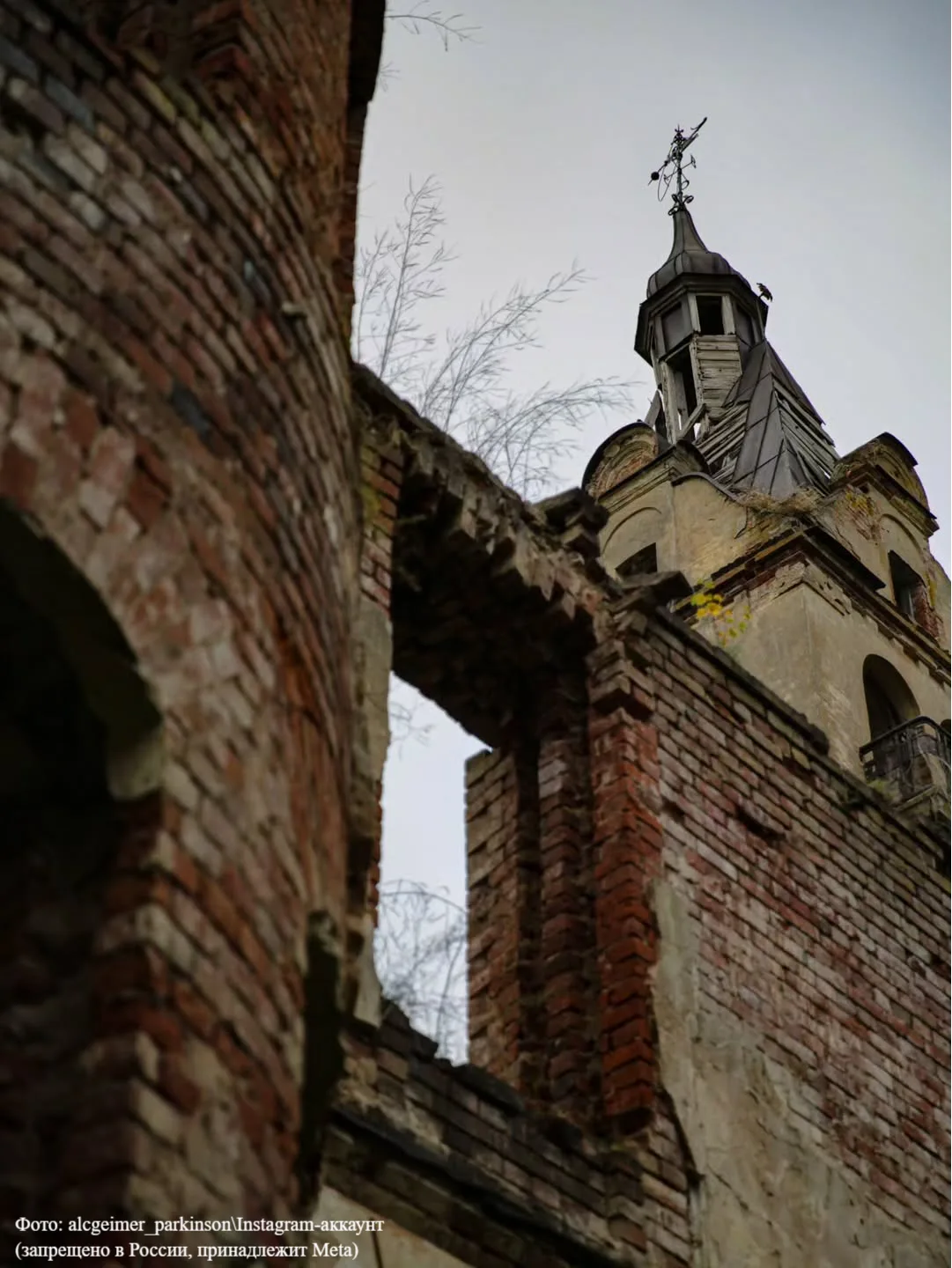 Замок Рапунцель в Новгородской области 🏰  Так его прозвали из-за башенки, которая до сих пор виднеет
