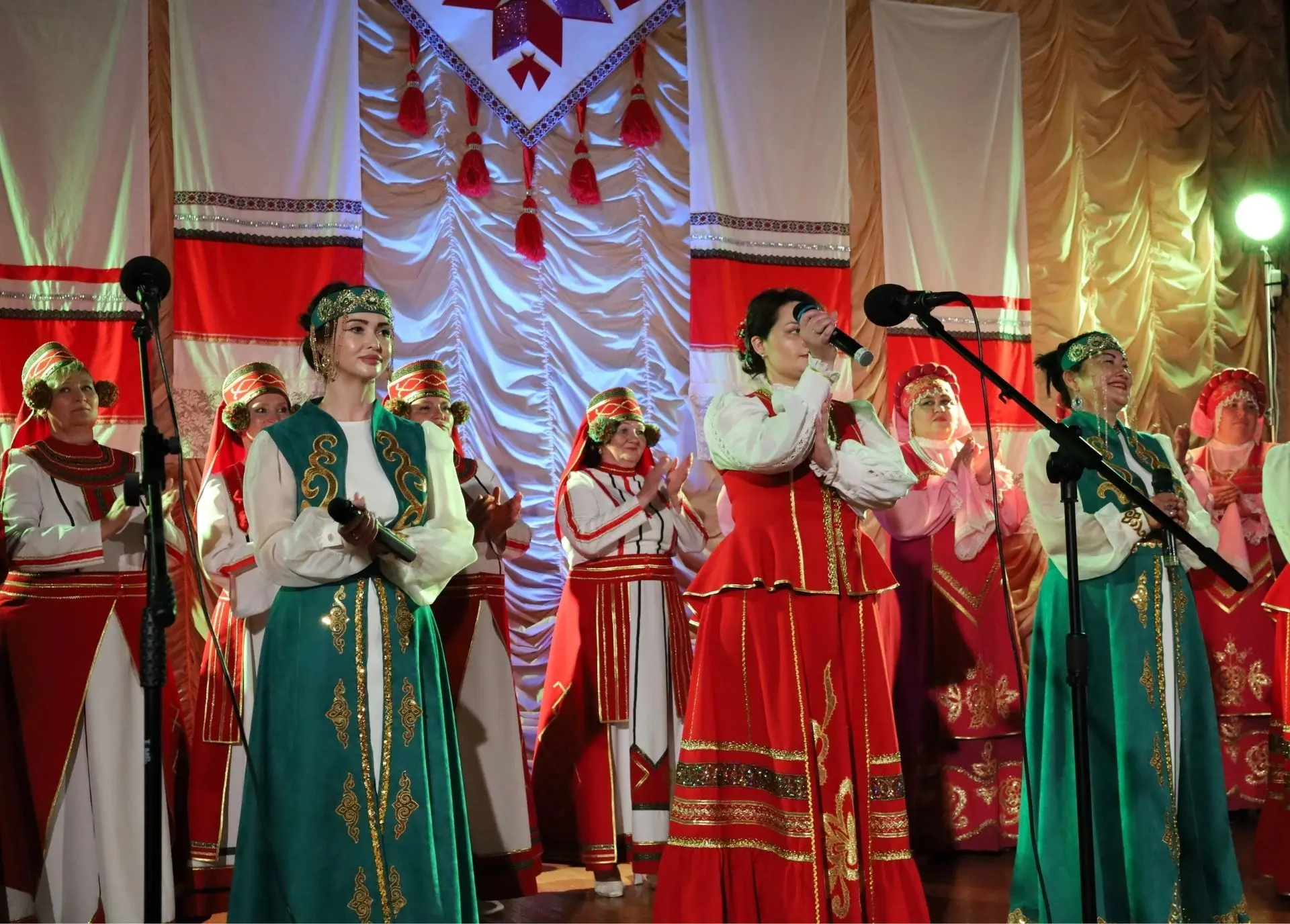 Сегодня в селе Толкаевка царила по-настоящему праздничная атмосфера — в стенах местного Дома культур