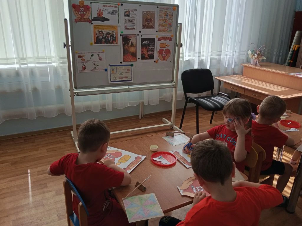 🕯️ Свеча памяти в детских ладошках.
В день памяти и скорби воспитанники средней группы  создали сво