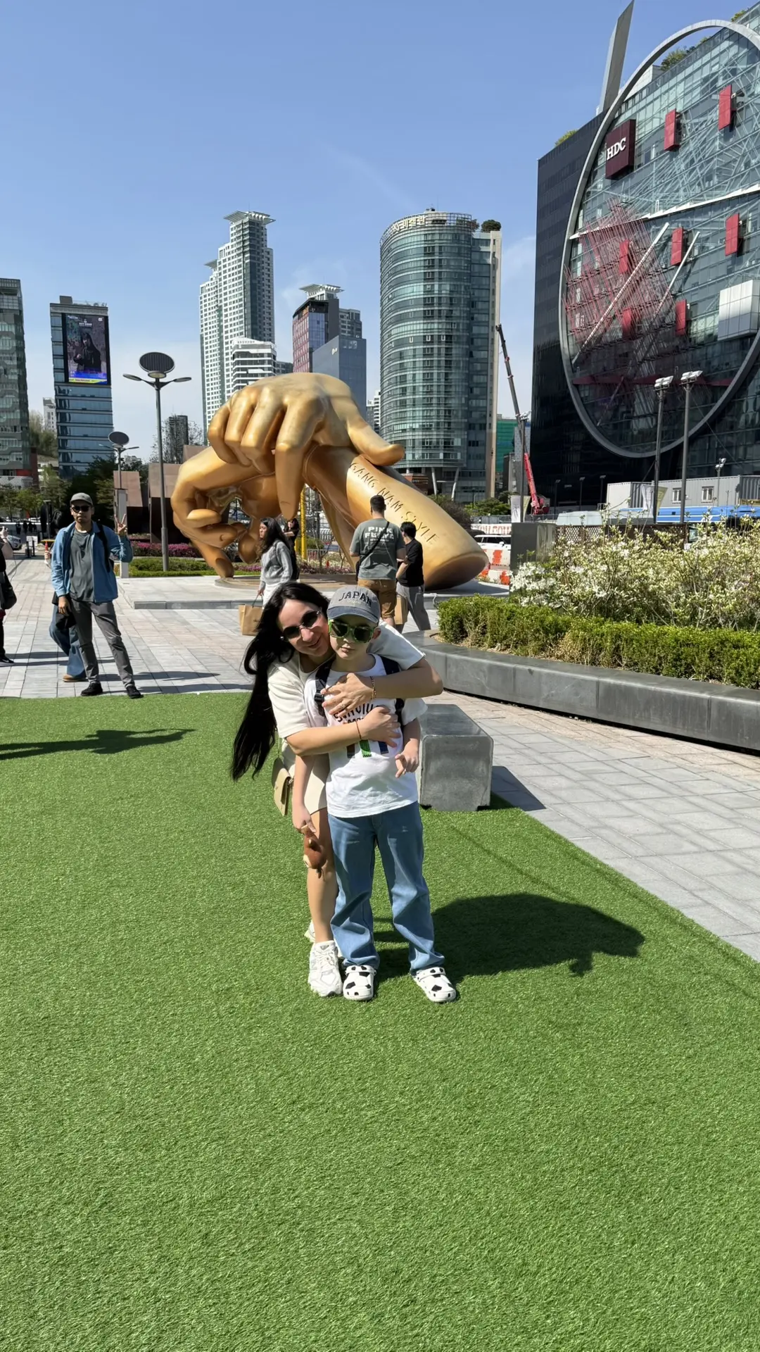 Если будете в Сеуле, обязательно загляните в район Каннам. 🇰🇷

Именно это место прославилось на ве