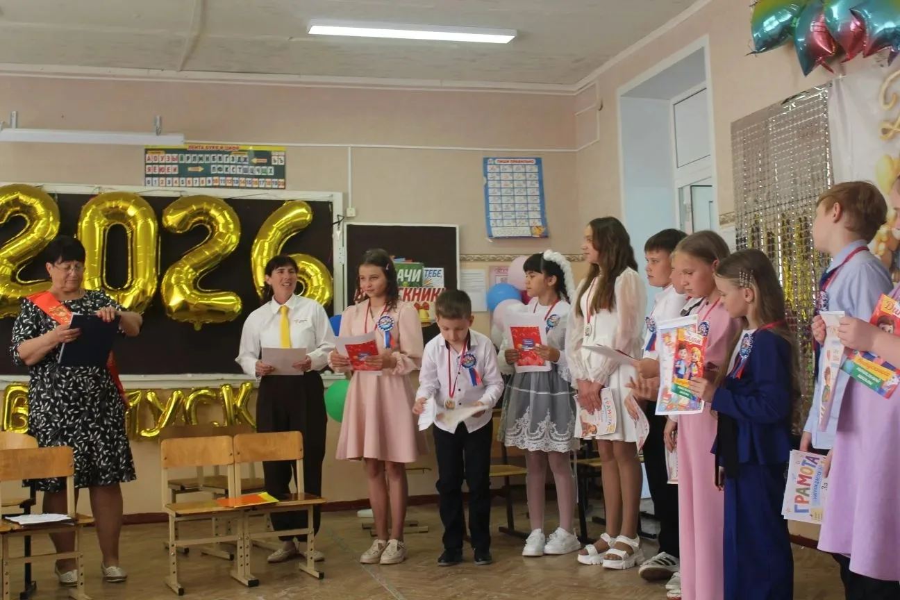 Сегодня в стенах нашей МКОУ Сергеевской школы прошёл трогательный праздник — выпускной у учеников 4 