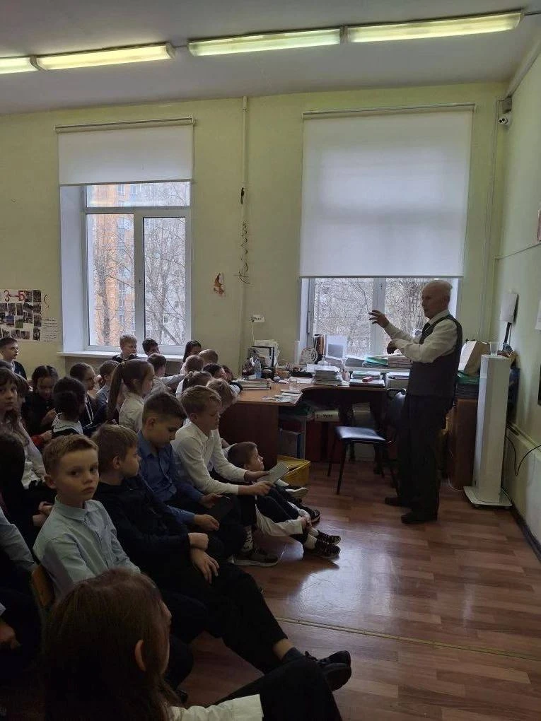 🎖️ ВСТРЕЧА С ВЕТЕРАНОМ   Ученики 3-А и 3-Б классов встретились с ветераном Великой Отечественной вой