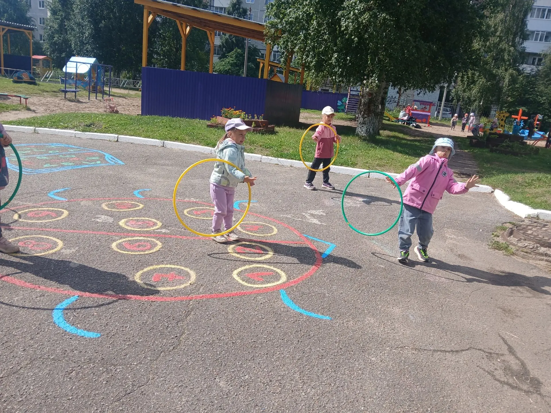 🌈 Вчера у нас был настоящий спортивный переполох — День обруча!

Этот простой и знакомый всем с дет