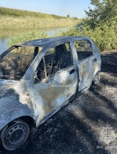 В Ростовской области у двух рыбаков прямо на берегу реки загорелась машина.