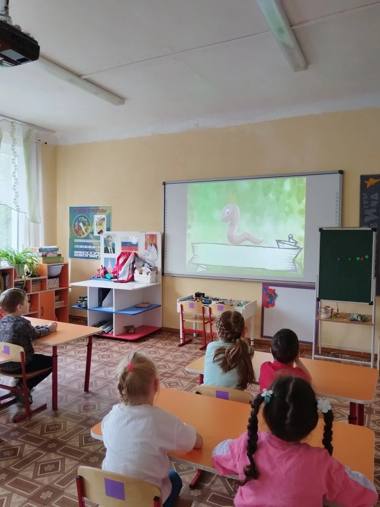 🐝 В рамках  мини-экологического проекта "Наблюдение за дождевыми червями"🪱  ребята - ...
