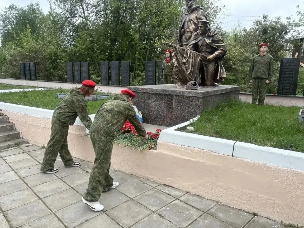 🎖️ Минута молчания, цветы у памятника - и сердце замирает…  Наши юнармейцы сегодня почтили память па